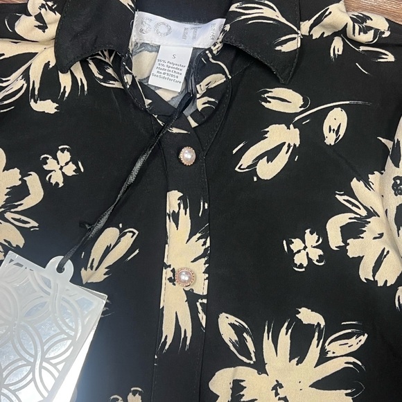 Floral button up blouse - Picture 2 of 2